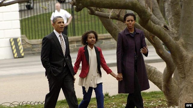 El presidente estadounidense, Barack Obama (izda), camina por el parque Lafayette junto a su mujer, Michelle Obama (dcha), y Shasha (centro), la hija de ambos.