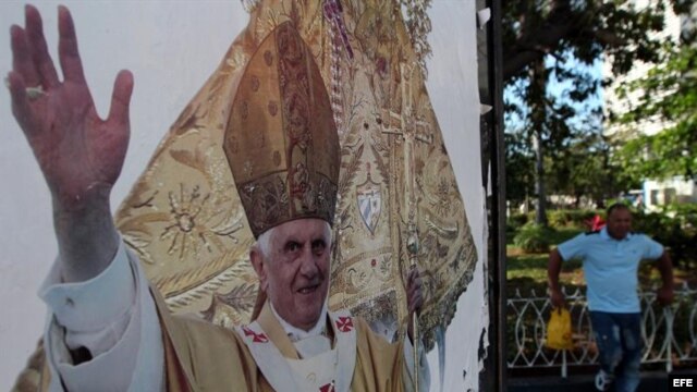 Fotografía de un cartel de bienvenida al papa Benedicto XVI hoy, lunes 19 de marzo, en La Habana (Cuba). 