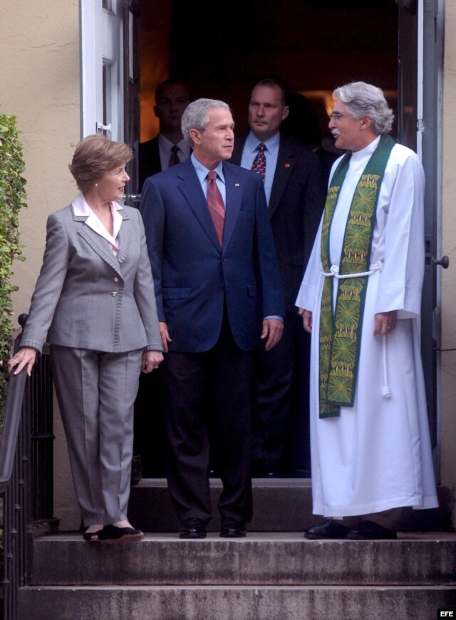 El presidente de los Estados Unidos George W. Bush (c) y la primera dama Laura Bush (i) hablan con el reverendo Luis León (d) tras asistir a una misa en la Iglesia Saint Johns en Washington, D.C., Estados Unidos.
