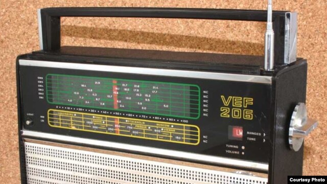 Las transmisiones de Radio Martí eran captadas en Cuba con radios soviéticos de onda corta  VEF 206 y Selena.