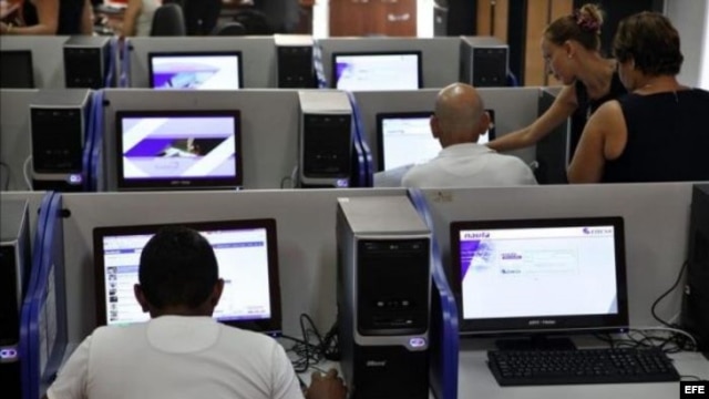 Sala de Internet. La Habana, Cuba. Foto de Archivo