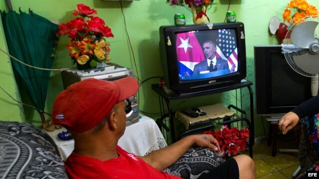 Cubanos ven el discurso de Obama, trasmitido en vivo por la televisión nacional. EFE