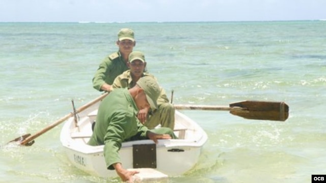 Soldados cubanos recojen drogas en zonas costeras. 