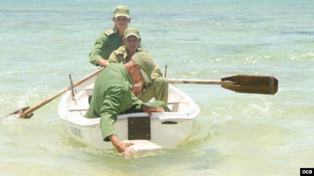 Soldados cubanos recojen drogas en zonas costeras. 
