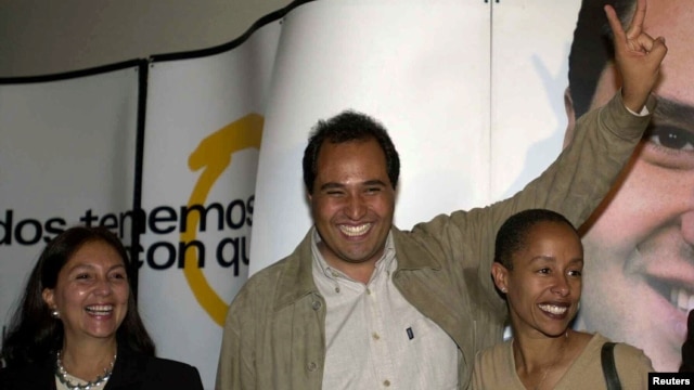 Archivo - Lázaro Cárdenas Batel (c) celebra la victoria como gobernador en el estado de Michoacán por el PRD, junto a su esposa, la cubana Mayra Coffigny (d) y Amalia Garcia (i), entonces presidenta del PRD.