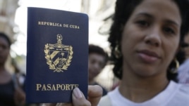 Una cubana muestra su pasaporte cubano obtenido en una oficina de inmigración en La Habana, Cuba 