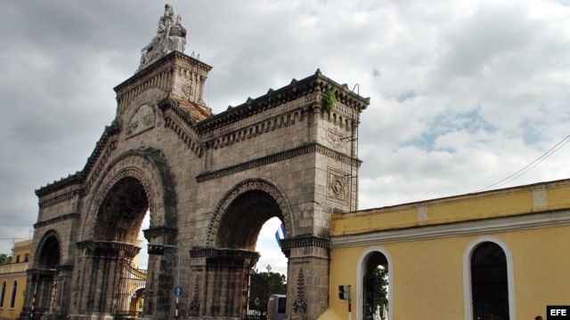 Pórtico de la Necrópolis Cristóbal Colón de La Habana. 