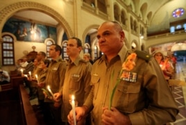 Militares cubanos asisten a la iglesia Jesús de Miramar, en La Habana (Cuba) donde se realiza una misa para orar por la salud y la recuperación del mandatario venezolano, Hugo Chávez.