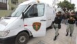 Una ambulancia con efectivos del Instituto Nacional Penitenciario de Perú, aguarda en clinica limeña durante unos de los ingresos de Fujimori.
