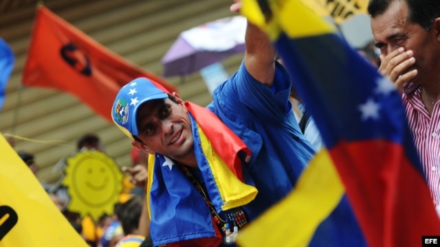 Henrique Capriles (c), participa en un acto de su campaña presidencial en la ciudad de San Carlos, estado Cojedes (Venezuela) el 4 de octubre de 2012. 