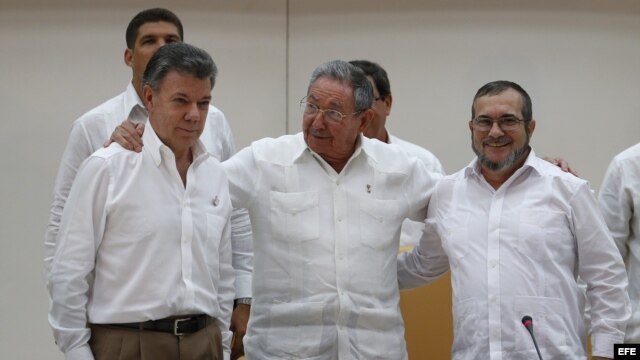 El presidente de Colombia, Juan Manuel Santos, el máximo líder de las FARC, Rodrigo Londoño, alias 