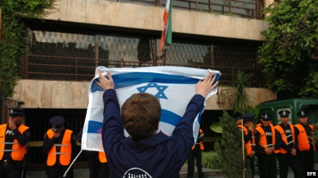 Fotografía de archivo. Un joven de la comunidad judía muestra la bandera de Israel, frente a la embajada de Irán en Buenos Aires. 