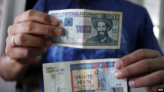 Desde el colapso de la Unión Soviética, los cubanos llevan dos monedas en el bolsillo: el peso en que los empleados públicos reciben sus salarios y pagan por algunos productos y servicios básicos, y un 