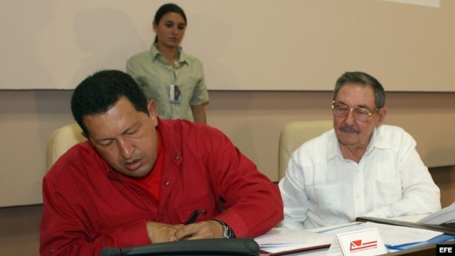 Fotografía de archivo del presidente venezolano Hugo Chávez (izq) y el gobernante cubano Raúl Castro.