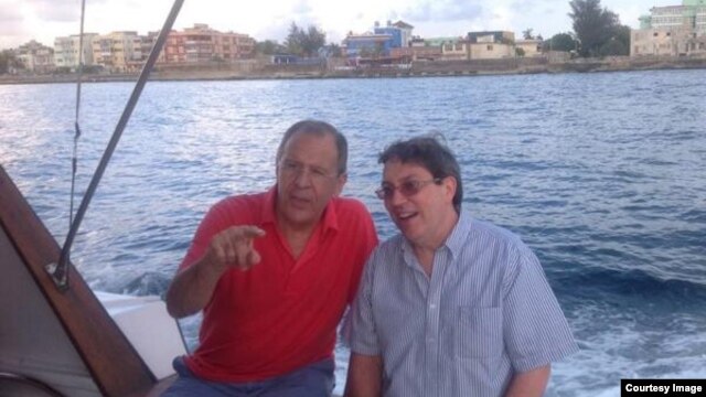 El canciller ruso Serguei Lavrov (i) y su homólogo cubano Bruno Rodríguez.