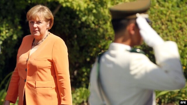 La canciller alemana, Angela Merkel (i), en la primera Cumbre de la Comunidad de Estados Latinoamericanos y Caribeños (Celac) y la Unión Europea (UE), en Santiago de Chile. 