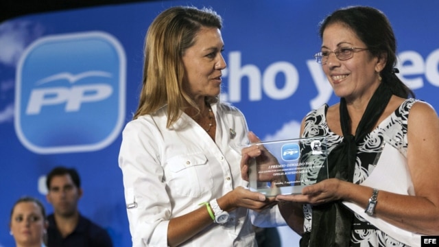 La secretaria general del PP, María Dolores de Cospedal (i), entrega el primer premio Oswaldo Payá a Ofelia Acevedo (d), viuda del disidente cubano.