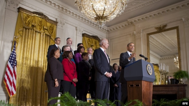 Barack Obama, junto a Joe Biden (c izda), en la Casa Blanca tras haber ganado la reelección, en Washington, EEUU. 