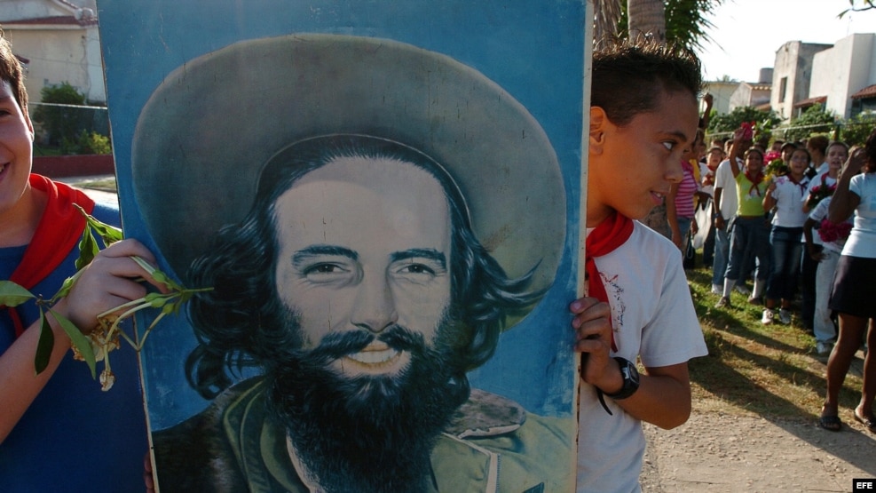 Un grupo de niños cubanos se dirige a depositar flores en el mar en homenaje a Camilo Cienfuegos. 