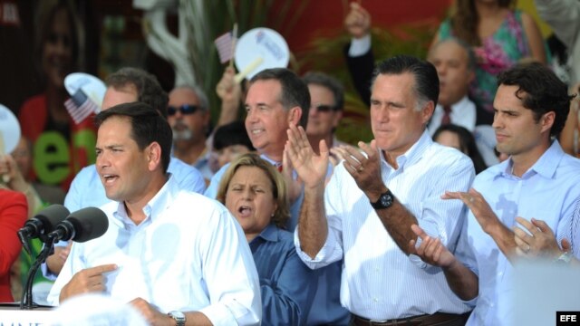 El senador republicano, Marco Rubio (i), presenta el lunes 13 de agosto de 2012, al virtual candidato republicano a la Casa Blanca, Mitt Romney (2d). 