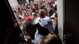Damas de Blanco al intentar salir de la sede del Movimientoen  Calle Neptuno Centro Habana