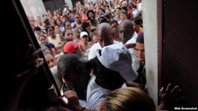 Damas de Blanco al intentar salir de la sede del Movimientoen  Calle Neptuno Centro Habana
