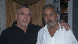 El autor de este trabajo junto al poeta Víctor Manuel Domínguez.