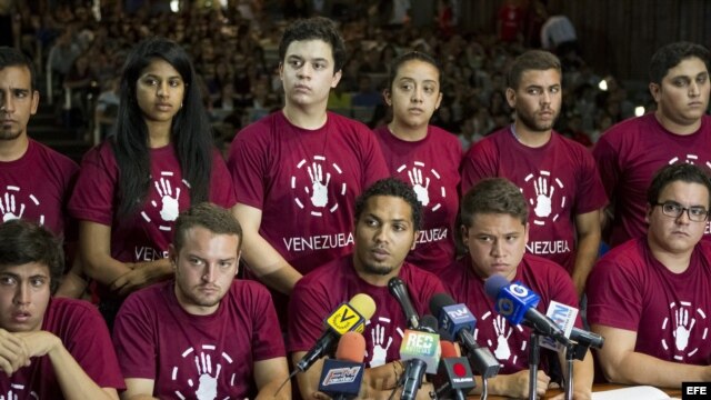 Un grupo de líderes estudiantiles, del Movimiento Estudiantil Venezolano, participa hoy, martes 22 de abril de 2014, en una rueda de prensa en el Aula Magna de la Universidad Católica Andrés Bello en Caracas (Venezuela).