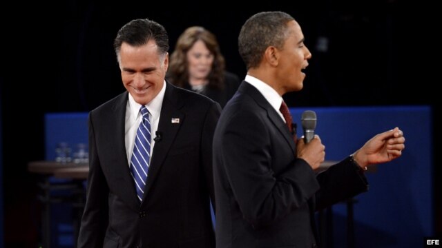 El candidato republicano, Mitt Romney (i), y el presidente y candidato demócrata, Barack Obama (d), participan en el segundo debate 