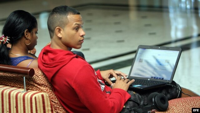 Dos jóvenes conectados a internet en un hotel de La Habana (enero de 2015).