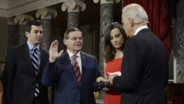 El senador demócrata por New Jersey, Robert Menendez (2i), toma juramento junto a sus hijos children Rob (i) y Alicia, y el vicepresidente de EEUU, Joe Biden (d), en la inauguración de la 113 sesión del Congreso. 