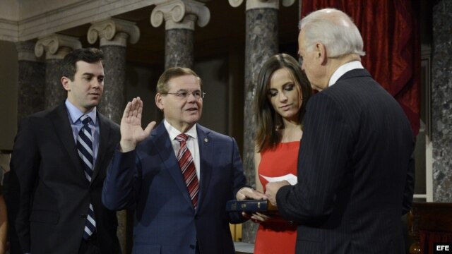 El senador demócrata por New Jersey, Robert Menendez (2i), toma juramento junto a sus hijos children Rob (i) y Alicia, y el vicepresidente de EEUU, Joe Biden (d), en la inauguración de la 113 sesión del Congreso. 