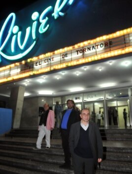 Fotografía de archivo del cine Riviera de La Habana, (Cuba).