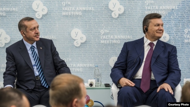 El presidente de Ucrania Victor Yanukovich y el premier turco Recep Erdogan 