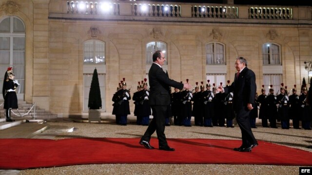 François Hollande recibe a Raúl Castro (d-i) en el Palacio del Elíseo en París.