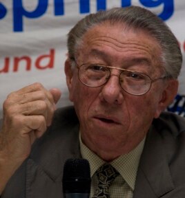 Orlando Borrego en una imagen antigua durante una conferencia sobre el Che Guevara en una universidad de Liverpool.