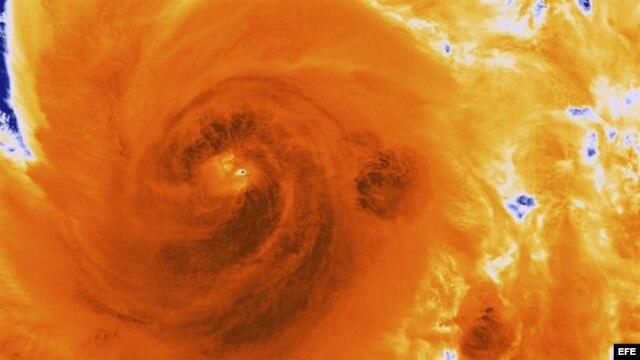 Imagen por satélite del huracán Sandy, cedida por la Administración Nacional de Océanos y Atmósfera (NOAA, en sus siglas en inglés) del 25 de octubre de 2012.