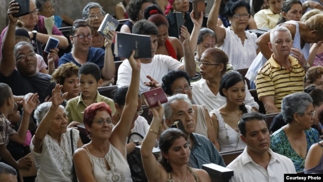 Cubanos portan biblias. Foto: Cortesía, International Mission Board.