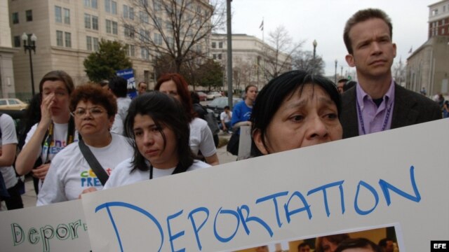 Miembros del Movimiento por una Reforma para la Inmigración Igualitaria se manifiestan 