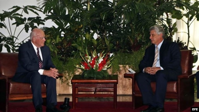 El senador demócrata Patrick Leahy se reunió en junio con el primer vicepresidente de Cuba, Miguel Díaz-Canel (i-d).