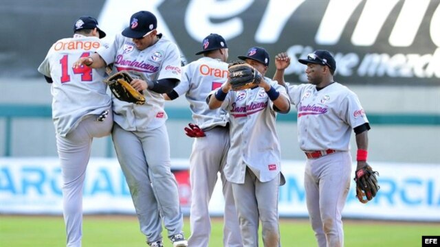 Los jugadores de República Dominicana celebran la victoria ante Puerto Rico por 6-2, en el estadio Sonora de la ciudad de Hermosillo (México).