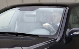 El embajador de Venezuela en Madrid, Mario Ricardo Isea, a su llegada en coche el Ministerio español de Asuntos Exteriores en Madrid.
