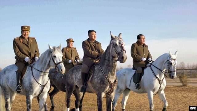 Kim Jong-un (c) montando a caballo durante una visita a un centro de entrenamiento de una compañía de caballería del Ejercito de Corea del Norte. 