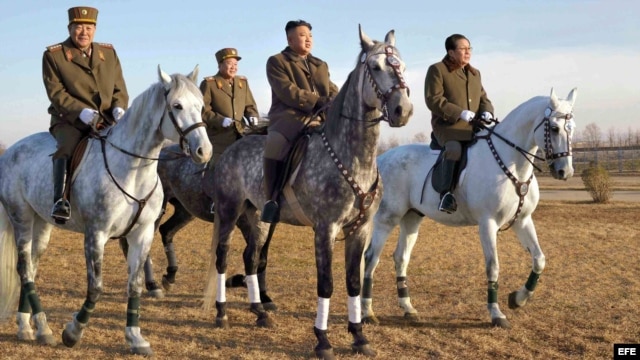 Kim Jong-un (c) montando a caballo durante una visita a un centro de entrenamiento de una compañía de caballería del Ejercito de Corea del Norte. 