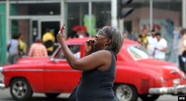 Una mujer realiza una video llamada en una zona WiFi, en La Habana.