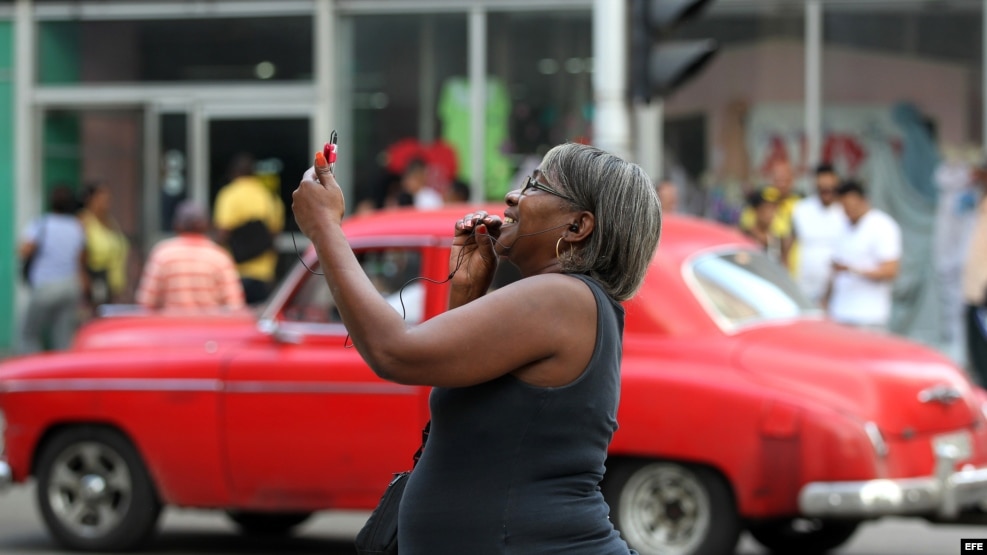 Una mujer realiza una video llamada en una zona WiFi, en La Habana.