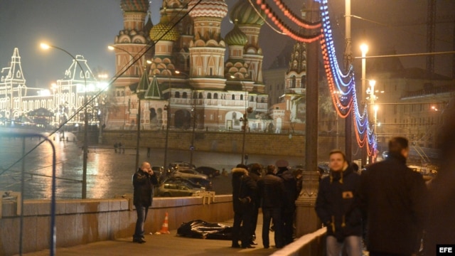 El cadáver cubierto de Boris Nemtsov yace en el Gran Puente de Piedra sobre el río Moscova, Al fondo, la catedral de San Basilio.