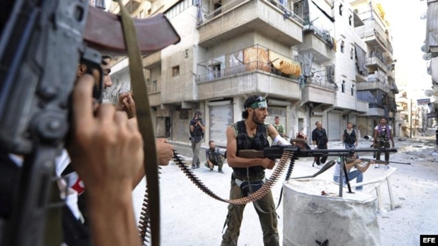Rebeldes sirios vigilan su posición durante su lucha contra los seguidores de Bachar Al Asad en Alepo. Archivo.