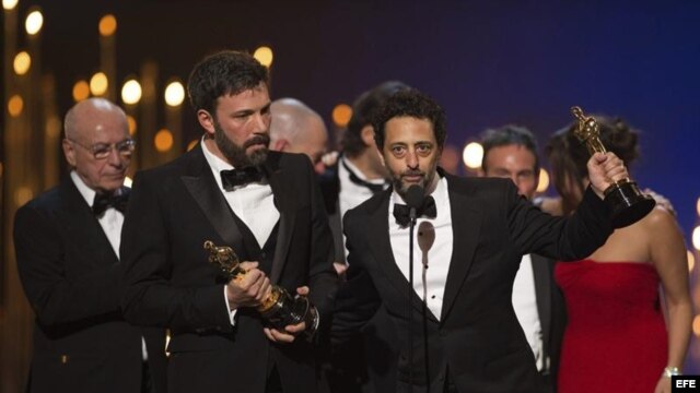 Fotografía facilitada por la Academia de Ciencias y Artes Cinematográficas (AMPAS) que muestra (de izda a dcha) al director estadounidense Ben Affleck, y al productor estadounidense Grant Heslov recibiendo el Óscar a la mejor película por "Argo".
