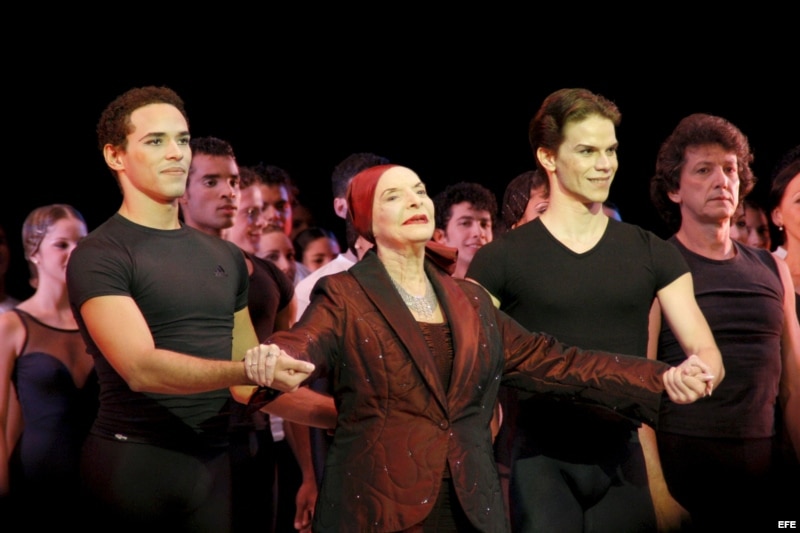 La fundadora y directora del Ballet Nacional de Cuba, Alicia Alonso, acompañada de los bailarines Rómel Frómeta (i) y Joel Carreño. 